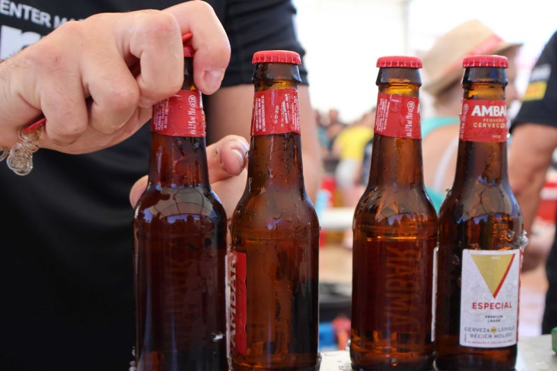 GALERIA DE FOTOS de l'estrene del BARET de les festes de DUANES: gran ambient, “botellins” a caixes i, a més… bous a la mar GALERIA DE FOTOS de l'estrene del BARET de les festes de DUANES: gran ambient, “botellins” a caixes i, a més… bous a la mar
